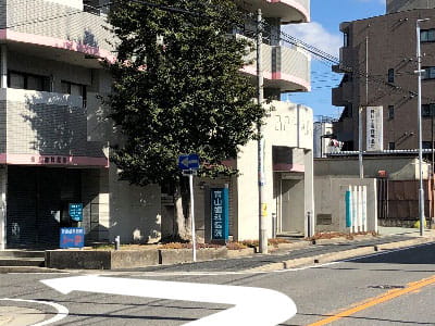 右折してすぐに（青山歯科医院の手前）また左折してください。