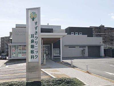 交差点を渡って一つ目の一方通行を左折すると当院がございます。（駐車場15台完備）