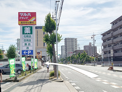 県道56号線から221号線を進み、左手にツルハドラッグ、CoCo壱番屋がある『下原』を左折。※221号線を西側（天白川方面）から来られた方は右折