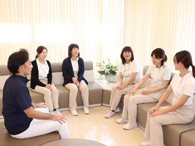 メンバーが談話する写真